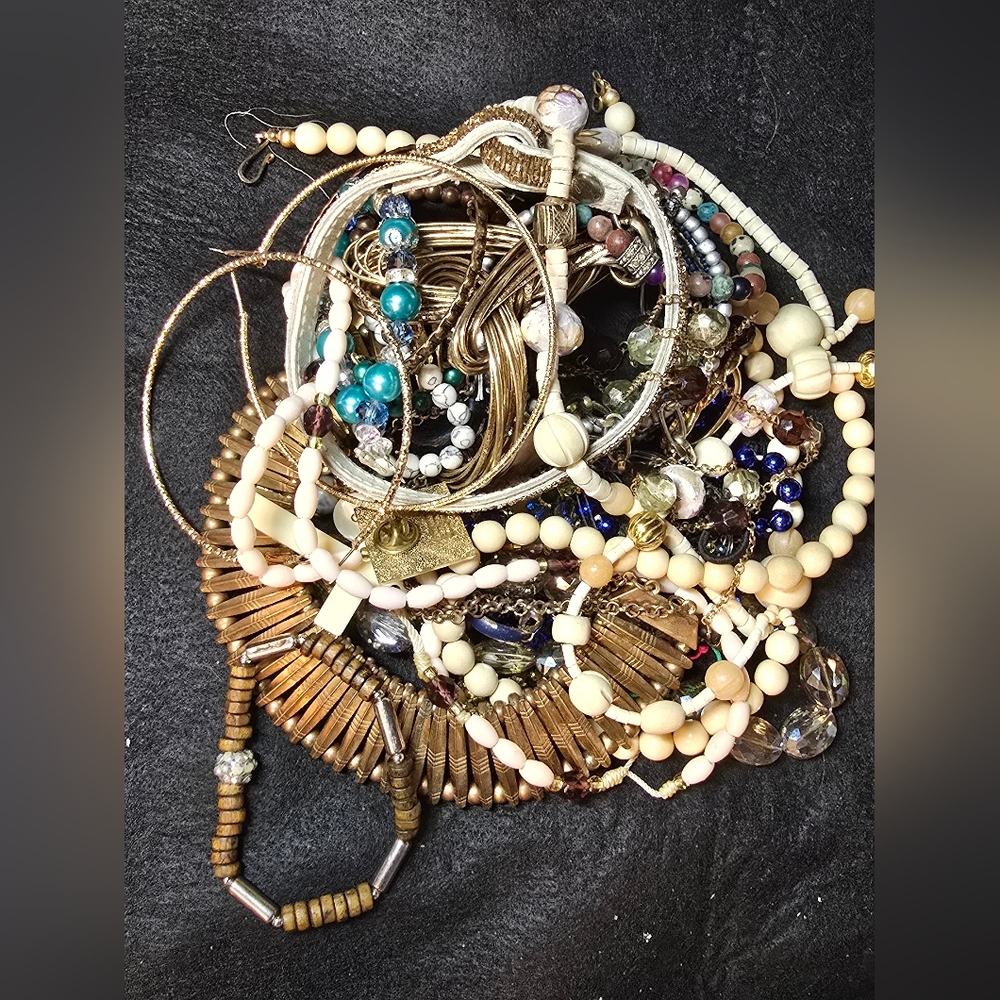 Lot of mystery jewelry-wearable